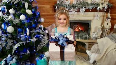 小女孩带着礼物《可爱的孩子的画像》，手里拿着圣诞礼物，分发`的新年礼物